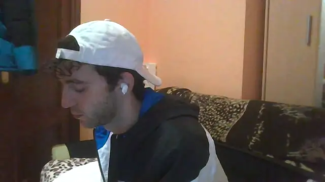 Snapshot of Hugoo_21 chatting on December 2025 10:49:02 PM Hugoo 21 online show from December 2025 10:49:02 PM