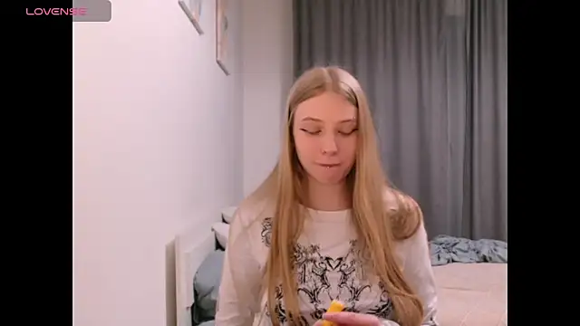 Snapshot of _Milana_Sparkl75_ chatting on December 2025 01:35:02 AM Milana Sparkl75 online show from December 2025 01:35:02 AM