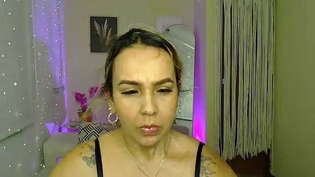 Snapshot of Aunty_milf chatting on June 2026 06:42:02 PM Aunty milf online show from June 2026 06:42:02 PM