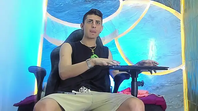 Snapshot of twink_scott_ chatting on March 2026 01:51:01 PM twink scott online show from March 2026 01:51:01 PM