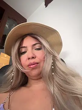 IsaSantoDomingo online show from December 2025 03:27:02 PM