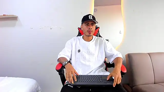 Snapshot of MatthewCullen chatting on December 2025 09:41:02 PM MatthewCullen online show from December 2025 09:41:02 PM