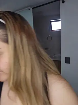 LoreinnFox online show from May 2026 10:07:01 PM