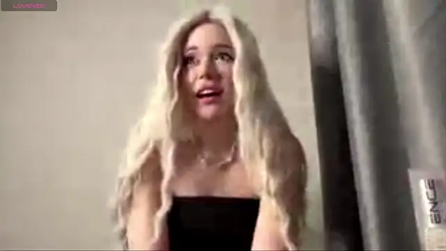 Snapshot of ElyaMur chatting on February 2026 03:30:01 PM ElyaMur online show from February 2026 03:30:01 PM