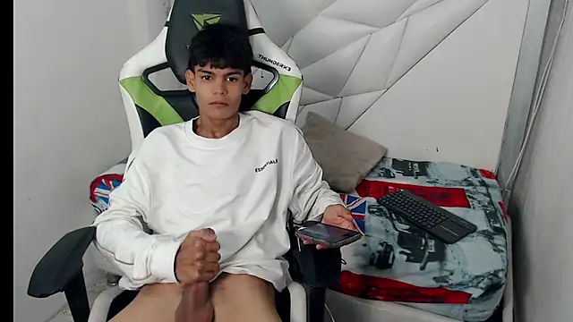 Snapshot of Lil_babyyy_ chatting on December 2025 04:39:02 AM Lil babyyy online show from December 2025 04:39:02 AM