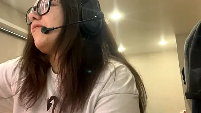 Snapshot of KerriMcbreen chatting on December 2025 03:55:01 AM KerriMcbreen online show from December 2025 03:55:01 AM