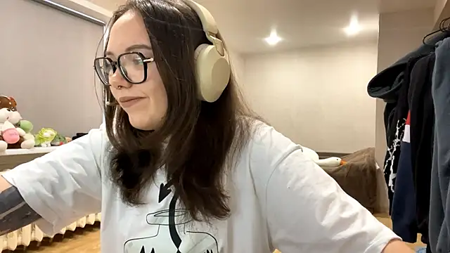 Snapshot of KerriMcbreen chatting on December 2025 03:44:02 AM KerriMcbreen online show from December 2025 03:44:02 AM