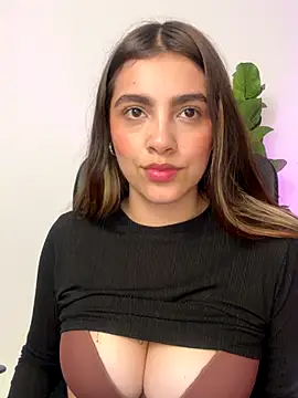 Snapshot of Julieta-8 chatting on December 2025 01:59:02 AM Julieta-8 online show from December 2025 01:59:02 AM