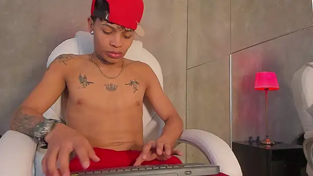 Snapshot of Renzo_Dogan chatting on December 2025 03:00:02 AM Renzo Dogan online show from December 2025 03:00:02 AM