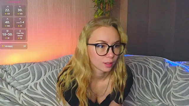 Snapshot of lunaaure chatting on December 2025 04:23:02 PM lunaaure online show from December 2025 04:23:02 PM