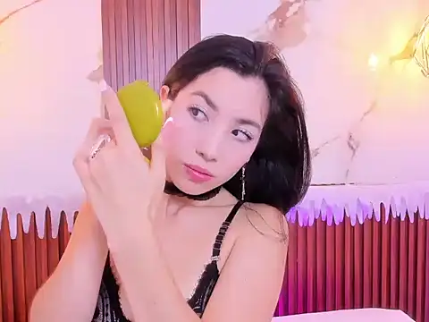 Snapshot of MiaLovely1 chatting on December 2025 07:32:01 PM MiaLovely1 online show from December 2025 07:32:01 PM