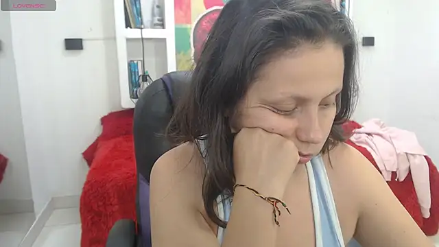 Snapshot of kati_momy chatting on December 2025 03:33:01 AM kati momy online show from December 2025 03:33:01 AM