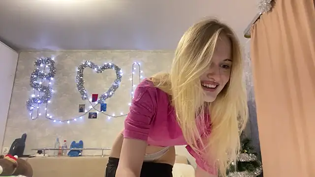 Snapshot of CelenFomes chatting on December 2025 04:42:02 AM CelenFomes online show from December 2025 04:42:02 AM