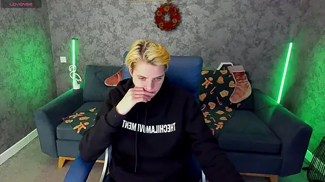 Snapshot of RoxyFlamee chatting on December 2025 01:49:02 PM RoxyFlamee online show from December 2025 01:49:02 PM