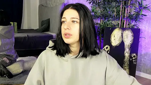 LucyRayy online show from March 2026 06:18:02 AM