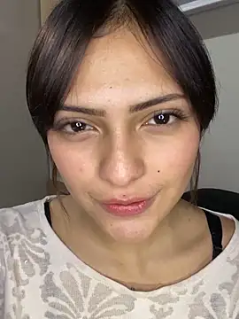 Snapshot of MiaLuxx_ chatting on December 2025 11:00:02 PM MiaLuxx online show from December 2025 11:00:02 PM