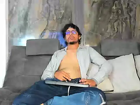 Snapshot of EnzoDarkwood chatting on December 2025 01:42:01 PM EnzoDarkwood online show from December 2025 01:42:01 PM