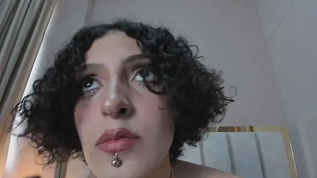 LyraVendrell online show from April 2026 07:53:02 PM