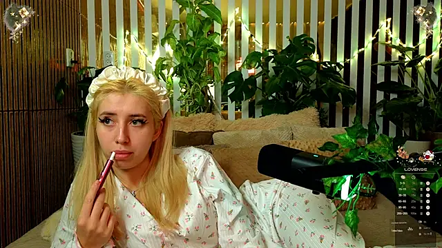 FlowweerGirl online show from December 2025 11:12:01 PM