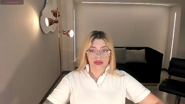 Snapshot of MadisonKane chatting on November 2025 11:47:02 AM MadisonKane online show from November 2025 11:47:02 AM