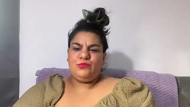Snapshot of YoungCurvyLeah chatting on August 2026 02:11:01 AM YoungCurvyLeah online show from August 2026 02:11:01 AM