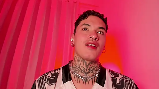 Snapshot of AlecBanne chatting on December 2025 11:21:02 PM AlecBanne online show from December 2025 11:21:02 PM