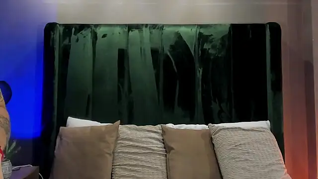 TaniaRedd  online show from February 2026 01:00:02 PM