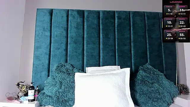 Amara Rossee online show from March 2026 07:30:01 PM