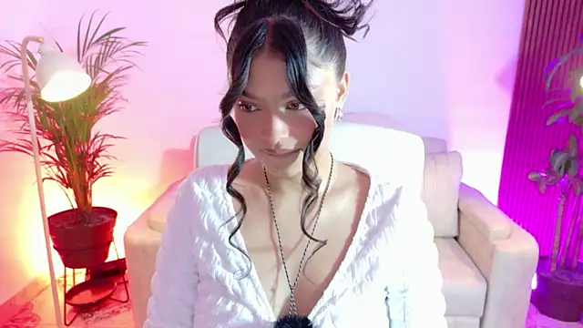victoria   moon online show from December 2025 02:01:02 PM