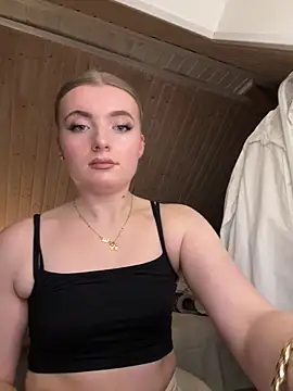 Snapshot of MilaLuxe chatting on December 2025 07:52:01 PM MilaLuxe online show from December 2025 07:52:01 PM