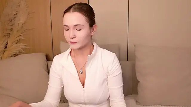 Lina Sinerz online show from June 2026 04:00:01 PM