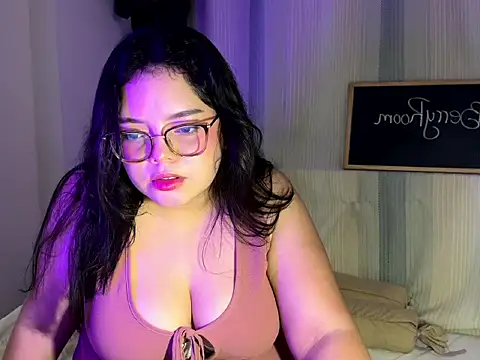 Snapshot of Tina_Blue chatting on December 2025 04:50:01 AM Tina Blue online show from December 2025 04:50:01 AM