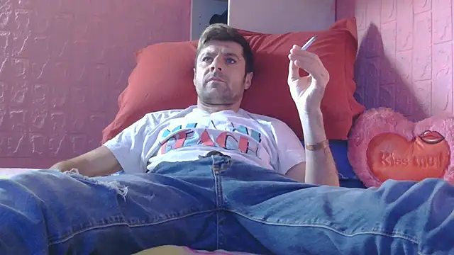 Snapshot of Pintiliescu chatting on April 2026 06:32:01 AM Pintiliescu online show from April 2026 06:32:01 AM