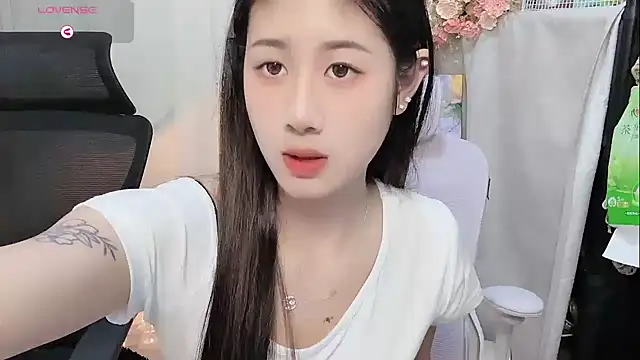 Yvonne-07 online show from April 2026 02:37:02 PM