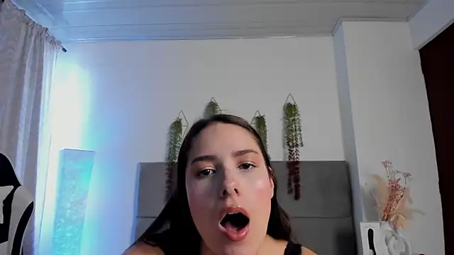 JulietaSnow online show from May 2026 06:27:01 PM