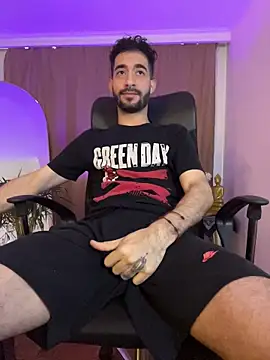 Snapshot of _YOURHERO chatting on February 2026 05:44:01 PM YOURHERO online show from February 2026 05:44:01 PM