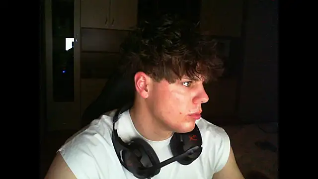 Snapshot of GymGuy0505 chatting on December 2025 09:52:01 PM GymGuy0505 online show from December 2025 09:52:01 PM