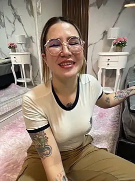 Annyhathatway online show from May 2026 12:07:01 AM