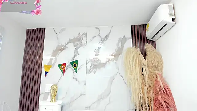 Annyhathatway online show from June 2026 08:24:01 PM