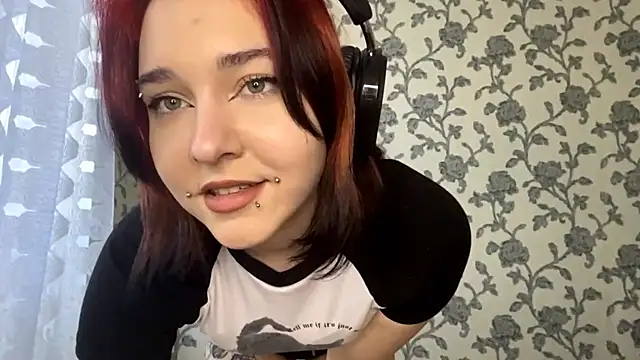 Snapshot of EmilyVeiro chatting on February 2026 04:08:01 AM EmilyVeiro online show from February 2026 04:08:01 AM