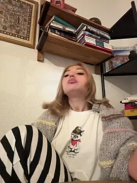 Snapshot of SilkyMira chatting on December 2025 06:26:02 PM SilkyMira online show from December 2025 06:26:02 PM