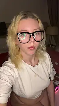 Snapshot of MonaNoire chatting on February 2026 09:11:01 PM MonaNoire online show from February 2026 09:11:01 PM