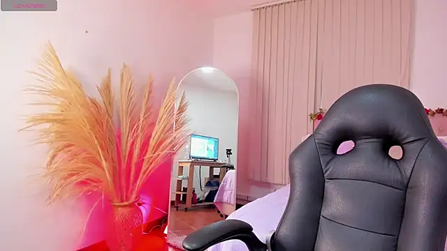 Snapshot of Isa_Emm chatting on December 2025 07:08:02 PM Isa Emm online show from December 2025 07:08:02 PM