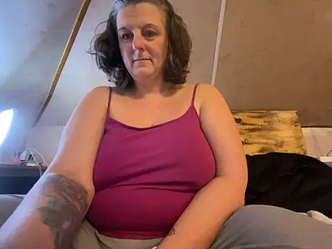 Snapshot of MommaBear5676 chatting on December 2025 02:32:02 PM MommaBear5676 online show from December 2025 02:32:02 PM