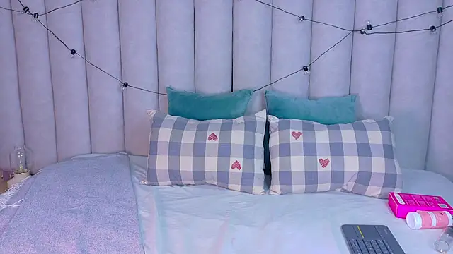 Snapshot of Miia_Anderson chatting on December 2025 07:41:02 PM Miia Anderson online show from December 2025 07:41:02 PM