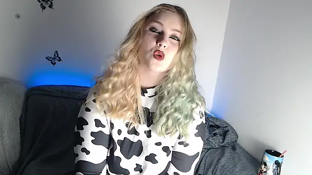 RebeFucksonn online show from April 2026 08:39:01 PM