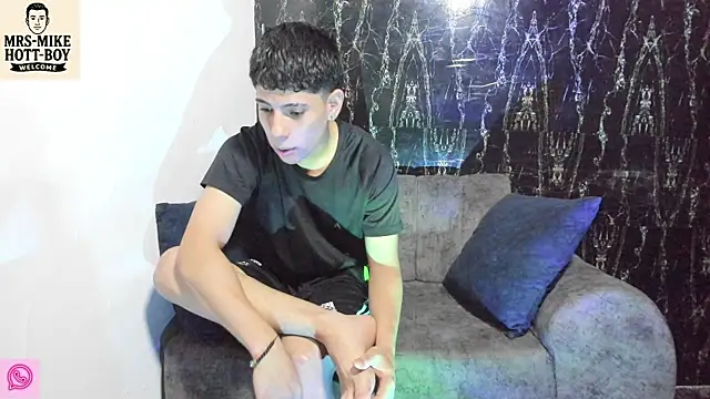 Snapshot of Mrs-mike-hott-boy chatting on December 2025 01:10:01 AM Mrs-mike-hott-boy online show from December 2025 01:10:01 AM