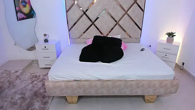 queenie staar online show from March 2026 07:37:01 PM