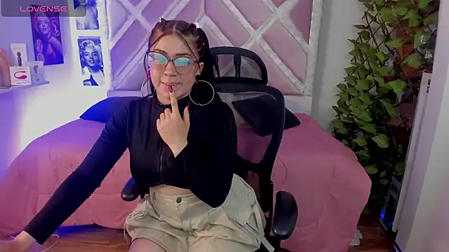 Snapshot of Sraemma chatting on December 2025 10:27:02 PM Sraemma online show from December 2025 10:27:02 PM