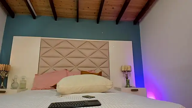 JuliMonroe19 online show from May 2026 07:46:02 AM